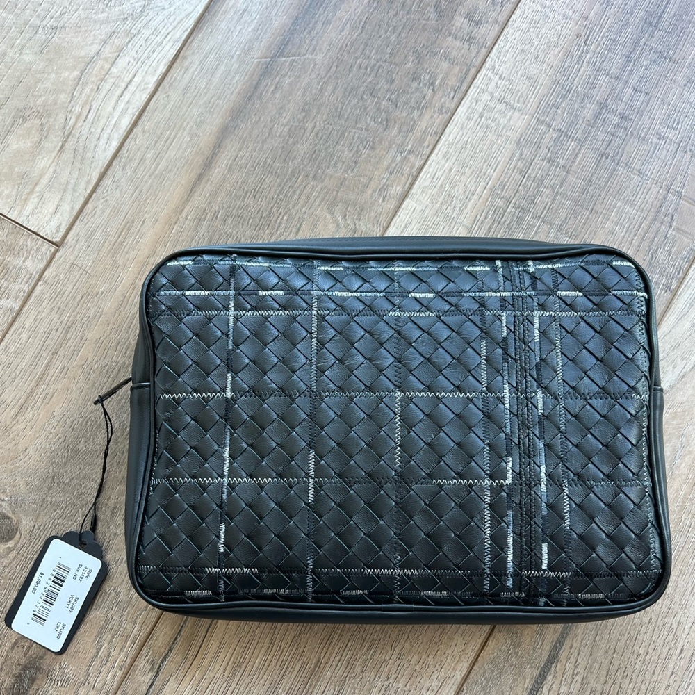 Mens Leather Bottega Veneta Pouch Bag in Black Braided